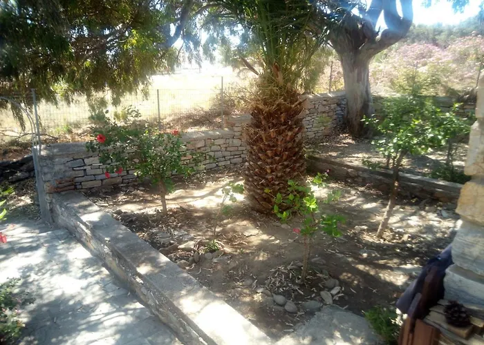 πέτρινο σπιτάκι κοντά στη παραλία *