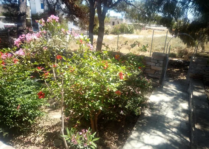 πέτρινο σπιτάκι κοντά στη παραλία