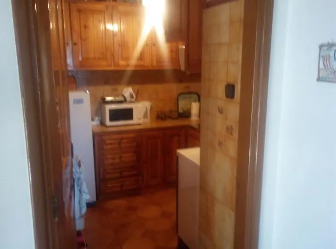 πέτρινο σπιτάκι κοντά στη παραλία * Άγιος Ιωάννης